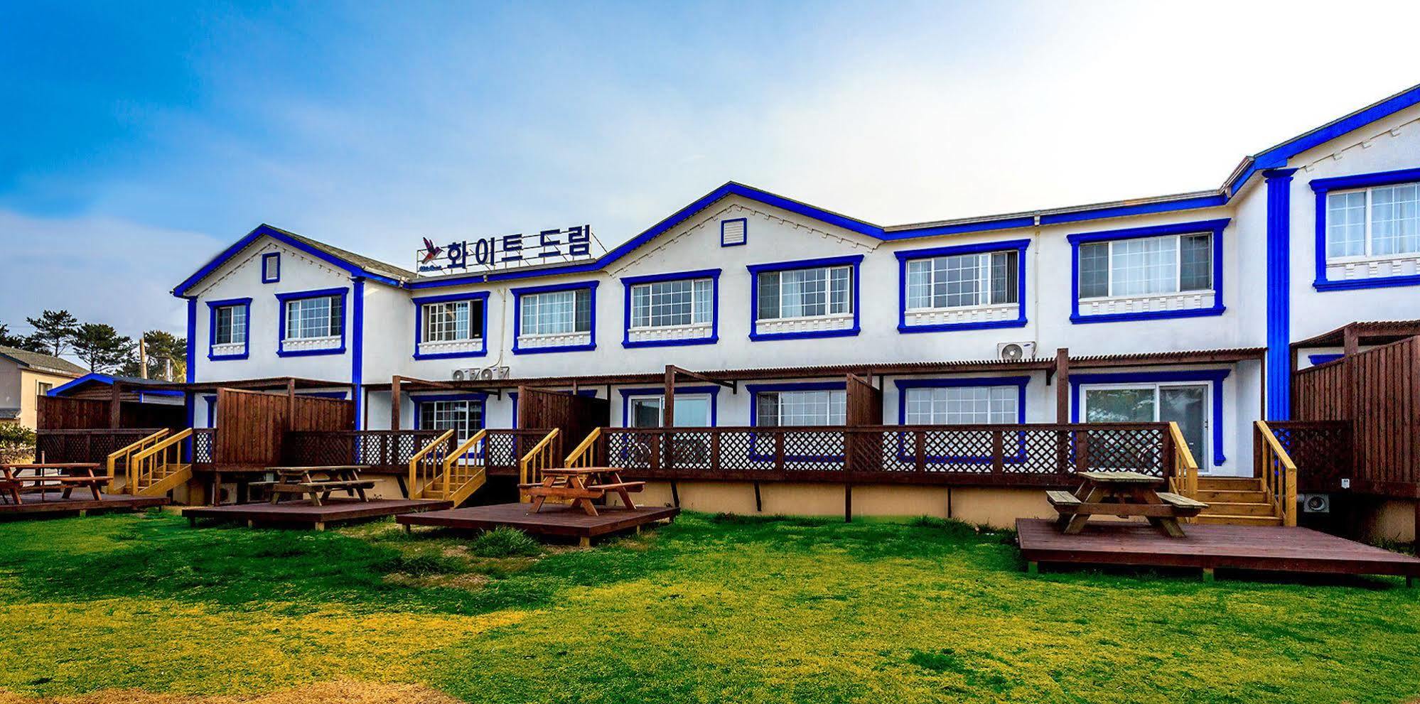 White Dream Pension Jeju Extérieur photo